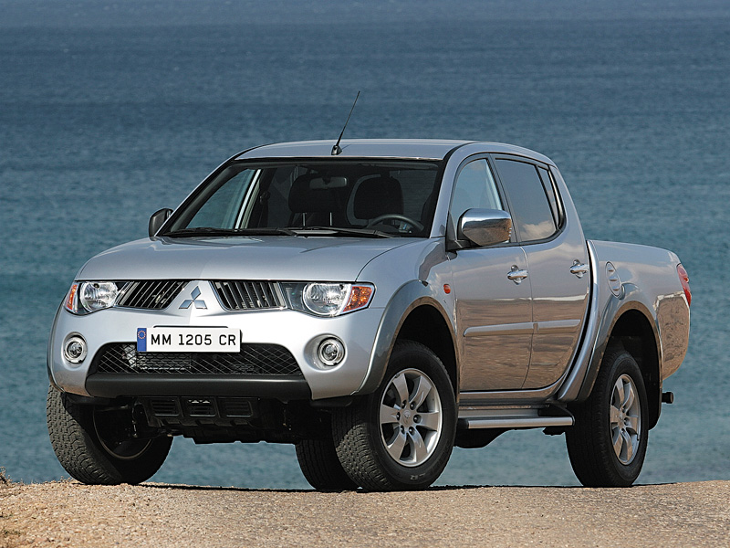 Mitsubishi l200 nissan navara comparison #6