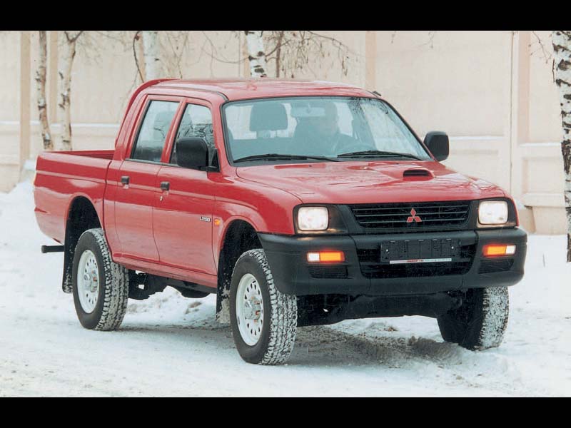 mitsubishi l200 toyota hilux #4